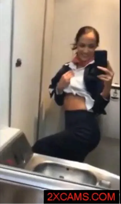 Aeromoca Gostosa Se Exibindo No Banheiro 04 1